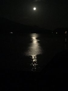 深夜の海に移る月光