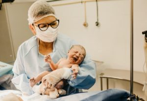 分娩台で誕生した赤ちゃんと母親